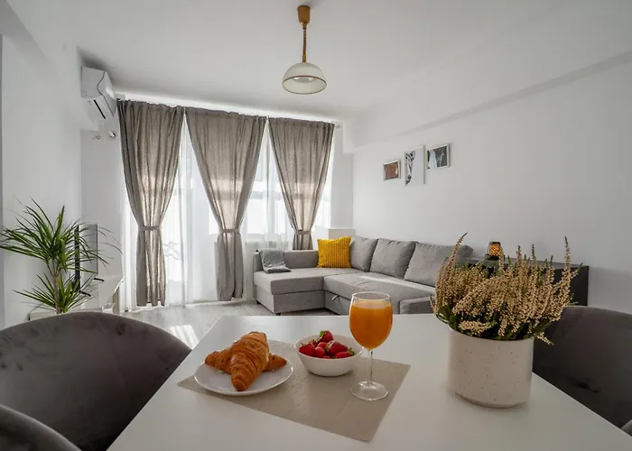 Downtown Moon 21 Cismigiu Park Бухарест